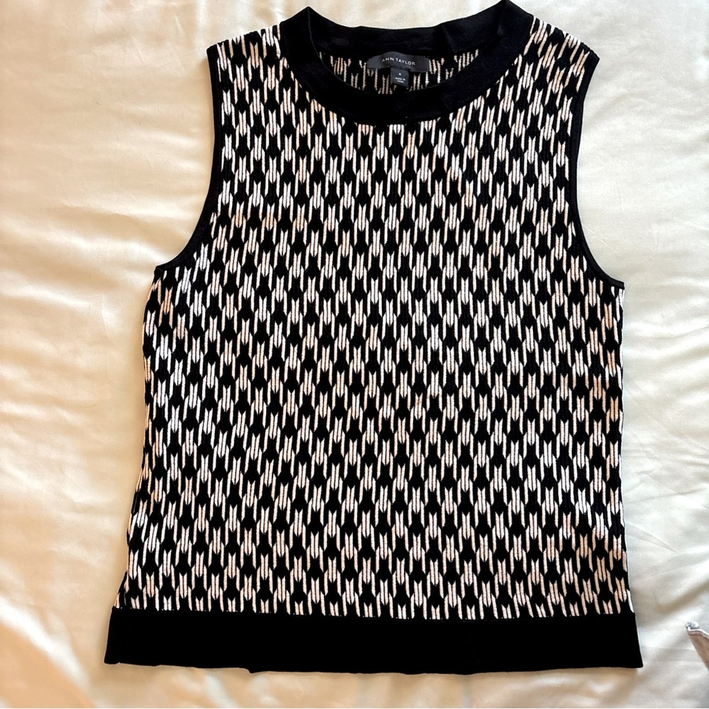 Ann Taylor Black and White Sleeveless Sweater Top Vest - Size Medium